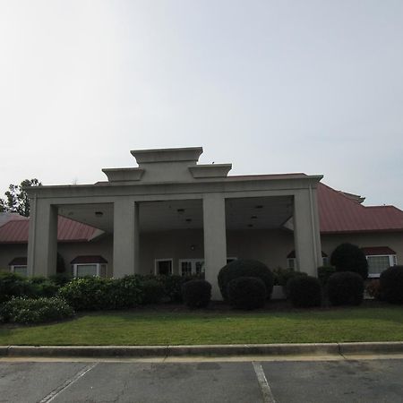 Clarion Suites Augusta Bagian luar foto