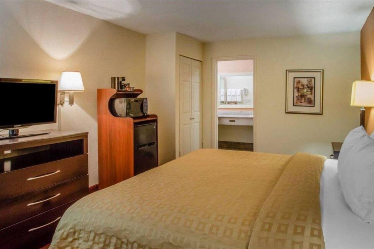 Clarion Suites Augusta Bagian luar foto