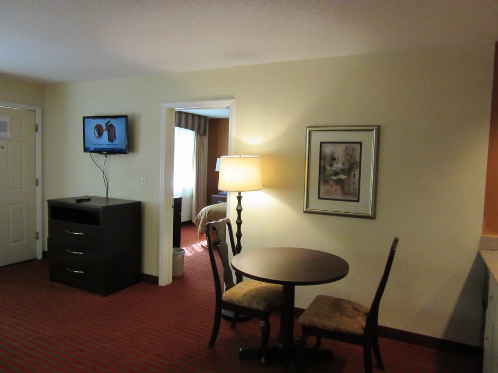Clarion Suites Augusta Bagian luar foto