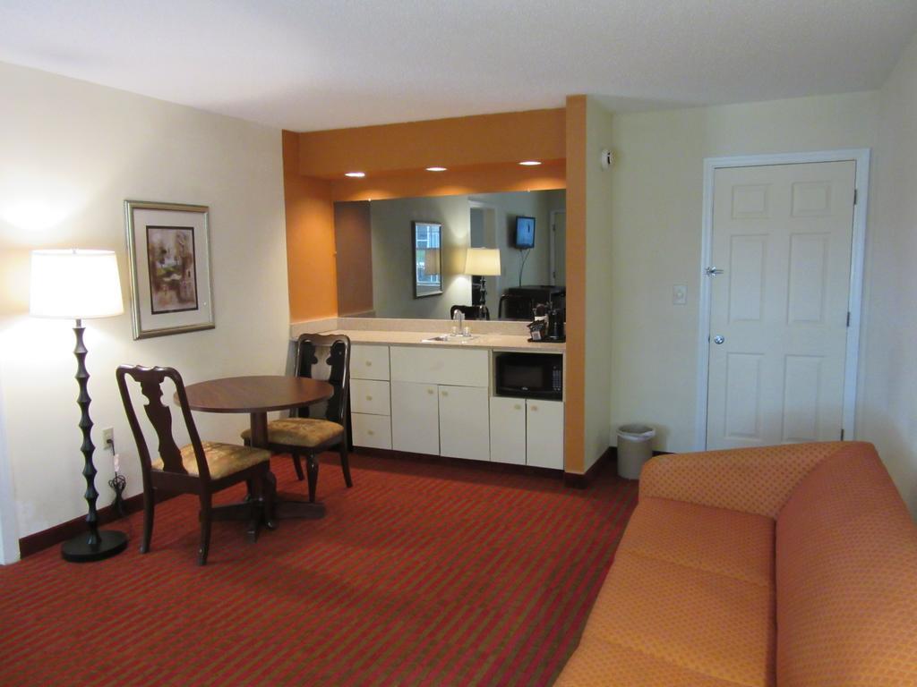 Clarion Suites Augusta Bagian luar foto