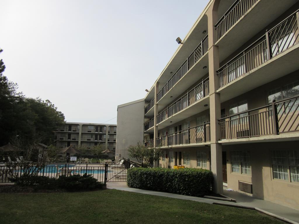 Clarion Suites Augusta Bagian luar foto