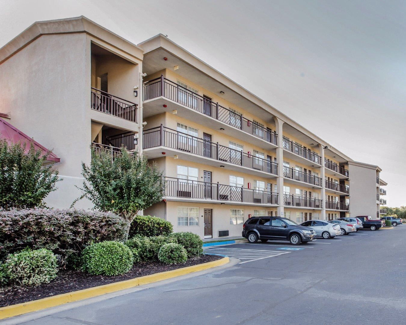Clarion Suites Augusta Bagian luar foto